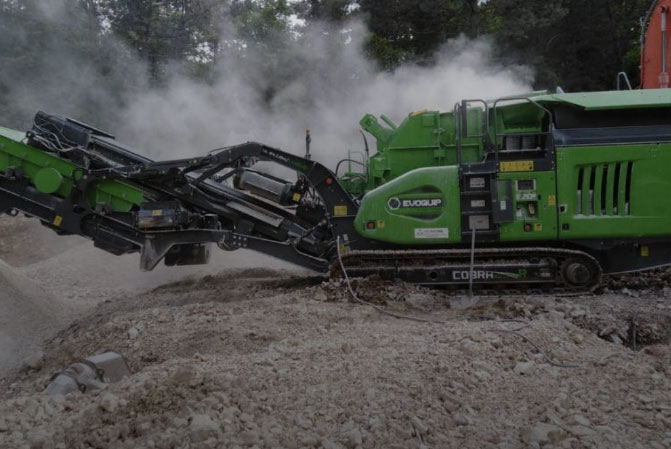 Réalisation d’un criblage de terre sur unchantier de terrassement à Saint-Vallier-de-Thiey