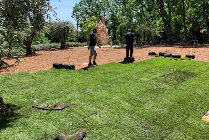 Aménagement d'un terrain avec pose de gazon en rouleau pour une villa à Antibes