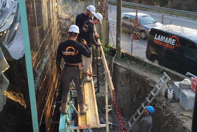 Réalisation d'un double mur de soutènement de 6 et 4 mètres de haut à Saint-Paul-de-Vence