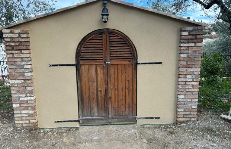 Vue du cabanon maçonné terminé après les travaux réalisés par Lamare Terrassement à Mougins.