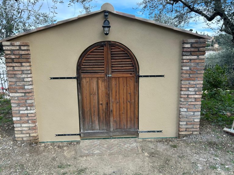 Vue du cabanon maçonné terminé après les travaux réalisés par Lamare Terrassement à Mougins.