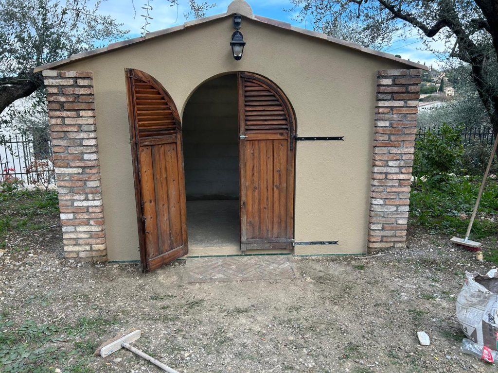 Cabanon maçonné de 3 x 3 mètres construit à Mougins par Lamare Terrassement.