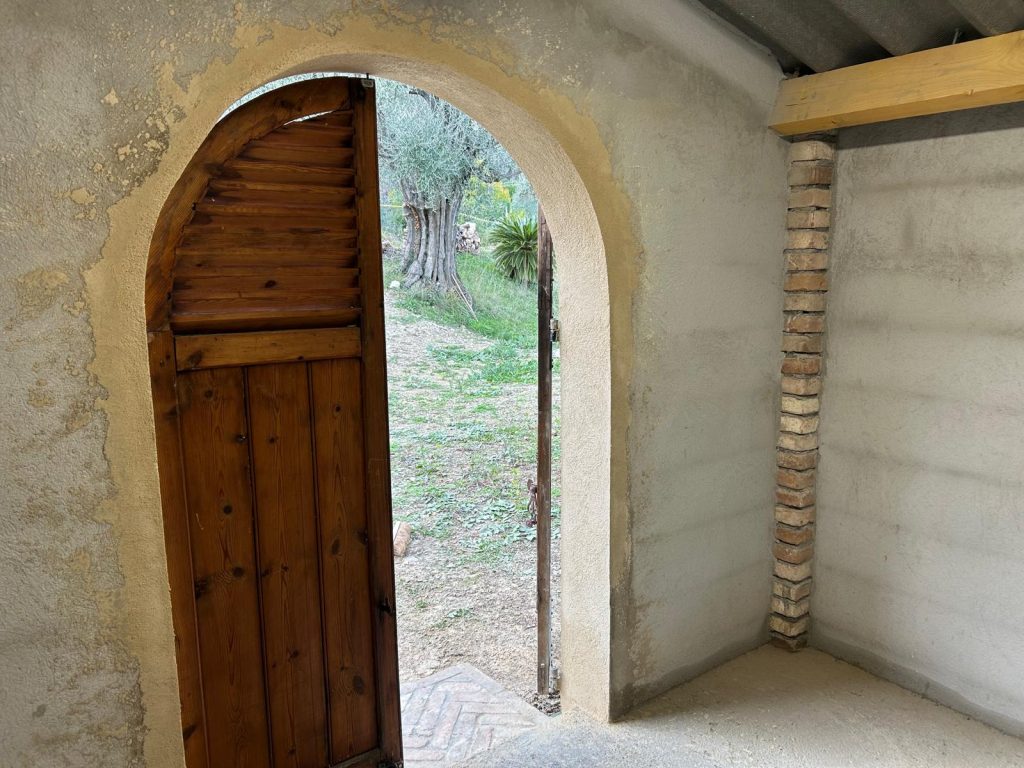 Intérieur d'un cabanon maçonné de 3 x 3 mètres réalisé par Lamare Terrassement à Mougins.