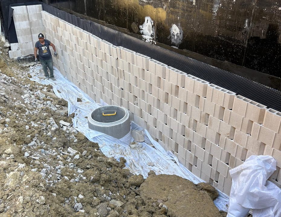 Mise en place du drainage et de la protection des murs enterrés à Opio