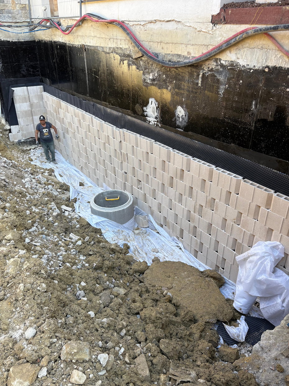 Mise en place du drainage et de la protection des murs enterrés à Opio