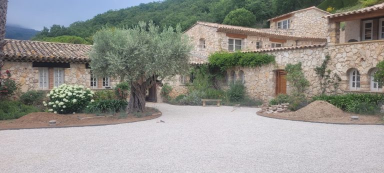 Voie d’accès en gravier rénovée après les travaux à Vence